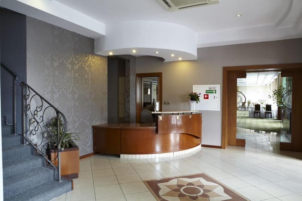Hotel Maxima Wolanów Exteriér fotografie